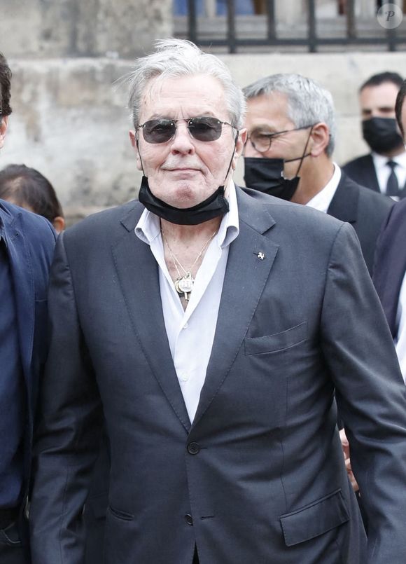 Alain Delon et son fils Anthony - Obsèques de Jean-Paul Belmondo en l'église Saint-Germain-des-Prés, à Paris le 10 septembre 2021. © Cyril Moreau / Bestimage