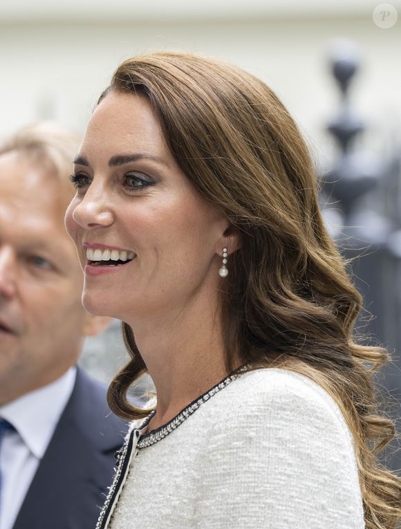 Catherine (Kate) Middleton, princesse de Galles, arrive à la réouverture de la National Portrait Gallery à Londres, Royaume-Uni, le 20 juin 2023, à la suite d'un programme de rénovation de trois ans. La galerie a subi une transformation majeure depuis la fermeture de ses portes en mars 2020, la plus importante depuis l'ouverture du bâtiment il y a 127 ans. Crédit photo :  Mirrorpix / Bestimage