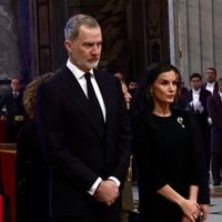 Letizia et Felipe d'Espagne se soutiennent à la cérémonie du pape François : grandes retrouvailles avec un duo mythique !
