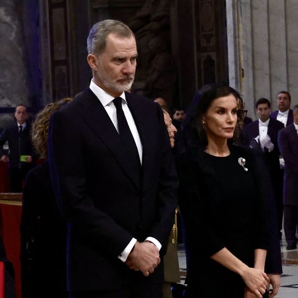 Le roi Felipe VI et la reine Letizia d’Espagne ont assisté aux obsèques du pape François à Rome
Le roi Felipe VI et la reine Letizia d’Espagne, assistent aux funérailles du pape François devant la basilique Saint Pierre à Rome. 
© Casa de SM El Rey / Bestimage LALO YASKY / BESTIMAGE