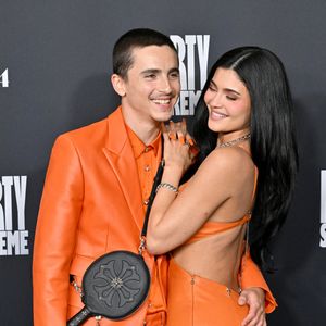 "Avec ses volets de bois et son petit jardin en pente, rien ne la distingue des autres. À peine remarque-t-on le nom "Chalamet" inscrit en majuscules sur la boîte aux lettres..."
8 décembre 2025. Première à Los Angeles de "Marty Supreme" de A24.
Samuel Goldwyn Theater, Beverly Hills, Californie. Sur la photo : Timothée Chalamet et Kylie Jenner. © AGENCE / BESTIMAGE