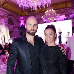 Denitsa Ikonomova (enceinte) et son compagnon François Alu - Photocall du 5ème gala de charité de l'association "Les Bonnes Fées" à l'occasion de la campagne mondiale "Octobre Rose" à l'hôtel Peninsula, Paris le 3 octobre 2024. © Rachid Bellak/Bestimage