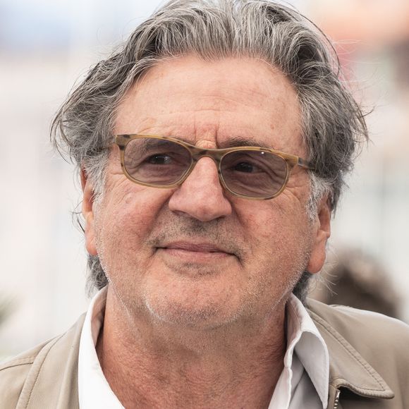Daniel Auteuil au photocall du film "Vie Privée" lors du 78ème Festival International du Film de Cannes, au Palais des Festivals à Cannes, le 21 mai 2025. 

Photo : Jacovides-Moreau / Bestimage