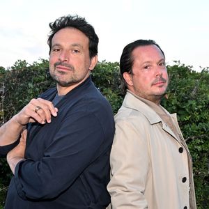 Exclusif - Bruno Salomone et Davy Sardou durant la 3eme soirée de la 1ere édition du festival Les Théâtrales d'Eze en plein air à l'oppidum du Col d'Eze avec la pièce "Au Scalpel", le 7 août 2023. © Bruno Bebert /