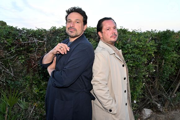 Exclusif - Bruno Salomone et Davy Sardou durant la 3eme soirée de la 1ere édition du festival Les Théâtrales d'Eze en plein air à l'oppidum du Col d'Eze avec la pièce "Au Scalpel", le 7 août 2023. © Bruno Bebert /