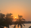 Elle a filmé l'océan et photographié des plages de cocotiers pour montrer la douceur de son séjour en Afrique de l'Ouest.

Sophie Davant, Instagram