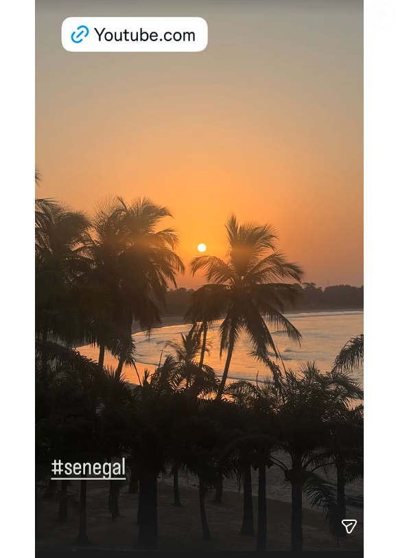Elle a filmé l'océan et photographié des plages de cocotiers pour montrer la douceur de son séjour en Afrique de l'Ouest.

Sophie Davant, Instagram