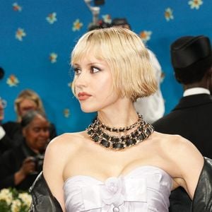 Angèle a enflammé le tapis rouge du Met Gala.

Angèle sur le tapis rouge du gala du Met.

Photo : BFA.com / Backgrid USA / Bestimage