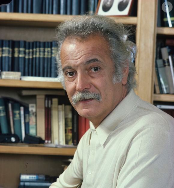 Le neveu et légataire universel, Serge Cazzani, voulait que ces manuscrits, lettres et objets rejoignent les collections de la Bibliothèque nationale de France. 

Archives - En France, à Paris,  Georges Brassens jouant de la guitare. Jean Lenoir via Bestimage