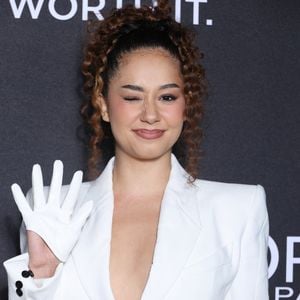 L'influenceuse portait quant à elle un gant blanc, également assorti à sa tenue

Lena Situations au défilé « L' OREAL » Collection Prêt-à-Porter Printemps-Été 2026 lors de la Fashion Week de Paris (PFW), le  29 Septembre 2025.
© Denis Guignebourg / Bestimage