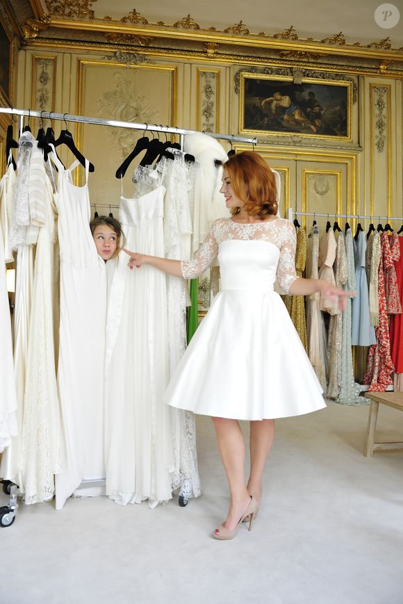 Exclusif - Emilie Dequenne essaye sa robe de mariée en compagnie de sa fille Milla à Paris, le 5 octobre 2014. Cette Robe a été créée spécialement pour elle par Delphine Manivet, et porte le nom de "Michel". Comme le veut la tradition, toute robe exclusive prend le nom du futur époux. C'est une petite robe ivoire décolleté bateau manches 3/4 d'inspiration 50's bi-matière, satin cuir coton et dentelle de Calais. La jupe à effet corolle le doit à la matière à chapeau qui compose la doublure, adoucie par le pongé de soie. Une finition galon au crochet coton bleu en ourlet de robe a été ajoutée car comme le veut la tradition, la mariée se doit de porter quelque chose de bleu. © Roberto Battistini / Bestimage