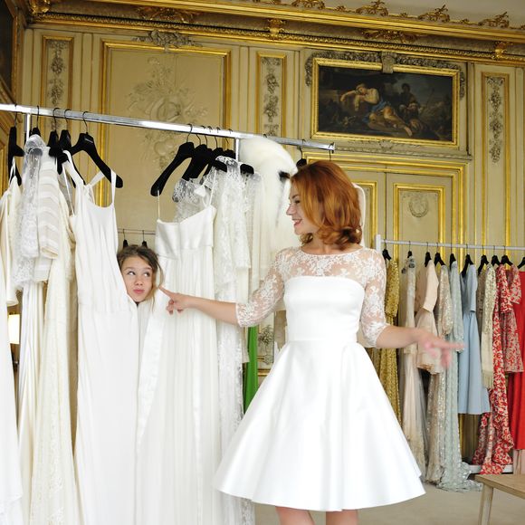 Exclusif - Emilie Dequenne essaye sa robe de mariée en compagnie de sa fille Milla à Paris, le 5 octobre 2014. Cette Robe a été créée spécialement pour elle par Delphine Manivet, et porte le nom de "Michel". Comme le veut la tradition, toute robe exclusive prend le nom du futur époux. C'est une petite robe ivoire décolleté bateau manches 3/4 d'inspiration 50's bi-matière, satin cuir coton et dentelle de Calais. La jupe à effet corolle le doit à la matière à chapeau qui compose la doublure, adoucie par le pongé de soie. Une finition galon au crochet coton bleu en ourlet de robe a été ajoutée car comme le veut la tradition, la mariée se doit de porter quelque chose de bleu. © Roberto Battistini / Bestimage