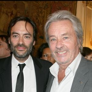 Anthony Delon a suivi les pas de son père Alain Delon lors d’une sortie parisienne pleine de souvenirs.

Alain Delon et son fils Anthony Delon à Matignon

OLIVIER BORDE / BESTIMAGE