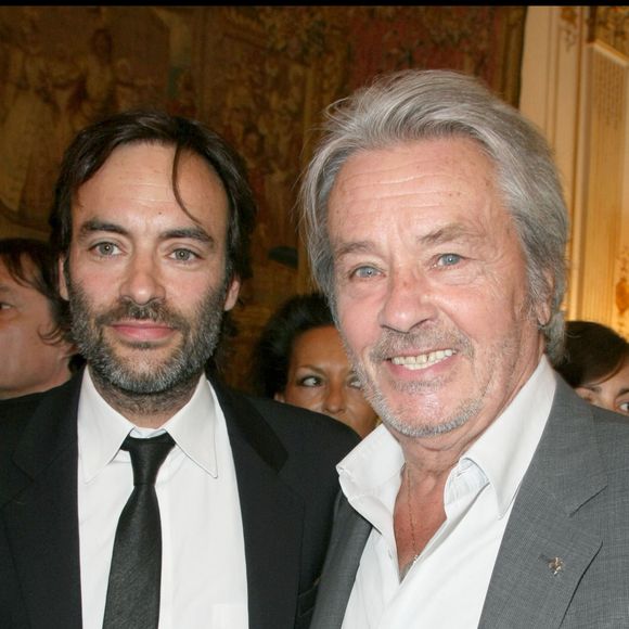 Anthony Delon a suivi les pas de son père Alain Delon lors d’une sortie parisienne pleine de souvenirs.

Alain Delon et son fils Anthony Delon à Matignon

OLIVIER BORDE / BESTIMAGE