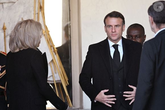 Le président Emmanuel Macron et sa femme Brigitte Macron participent à une minute de silence, au palais de l'Elysée, en hommage aux victimes du cyclone Chido à Mayotte le 23 décembre 2024.

© Eric Tschaen / Pool / Bestimage