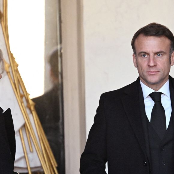 Le président Emmanuel Macron et sa femme Brigitte Macron participent à une minute de silence, au palais de l'Elysée, en hommage aux victimes du cyclone Chido à Mayotte le 23 décembre 2024.

© Eric Tschaen / Pool / Bestimage