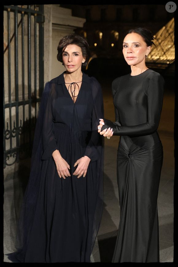 Ce lundi 26 janvier, Victoria Beckham a été élevée au rang de Chevalier des Arts et des Lettres à Paris par Rachida Dati.

Exclusif - Victoria Beckham, Rachida Dati, ministre de la Culture au dîner organisé à l'issue du vernissage de l'exposition "Louvre Couture, Objets d'Art, Objets de mode" à Paris en marge de la fashion week PAP automne/hiver 2025-2026 à Paris, le 4 mars 2025.

Photo : Alain Guizard / Bestimage