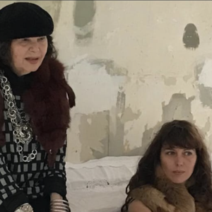 Elle et sa fille Claudia Squitieri ont contribué à faire de ce lieu un espace singulier...

Claudia Cardinale et sa fille Claudia Squitieri vivent ensemble à Nemours dans une maison historique devenue un lieu culturel, une résidence d'artiste, qui abrite aussi un restaurant et des gîtes.