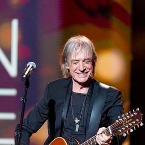 Nos confrères de Sud Ouest qui ont assisté au concert ont rapporté les mots de l'artiste : "Ce soir, c'est un peu compliqué : ma maman est morte il y a deux jours". 

Exclusif - Jean-Louis Aubert - Enregistrement de l'émission "La fête de la chanson française" à Paris, présentée par L.Thilleman et A.Manoukian, le 24 décembre 2024, sur France 3 © Pierre Perusseau / Bestimage