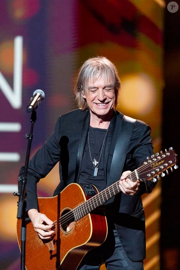 Nos confrères de Sud Ouest qui ont assisté au concert ont rapporté les mots de l'artiste : "Ce soir, c'est un peu compliqué : ma maman est morte il y a deux jours". 

Exclusif - Jean-Louis Aubert - Enregistrement de l'émission "La fête de la chanson française" à Paris, présentée par L.Thilleman et A.Manoukian, le 24 décembre 2024, sur France 3 © Pierre Perusseau / Bestimage