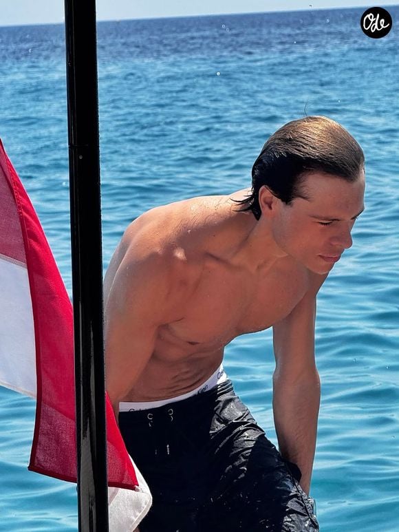 Ces nouvelles publications permettent une nouvelle fois de constater sa ressemblance avec son père et son grand-père Johnny Hallyday.

Extrait du compte Instagram de Cameron Smet.

© Instagram / Cameron Smet