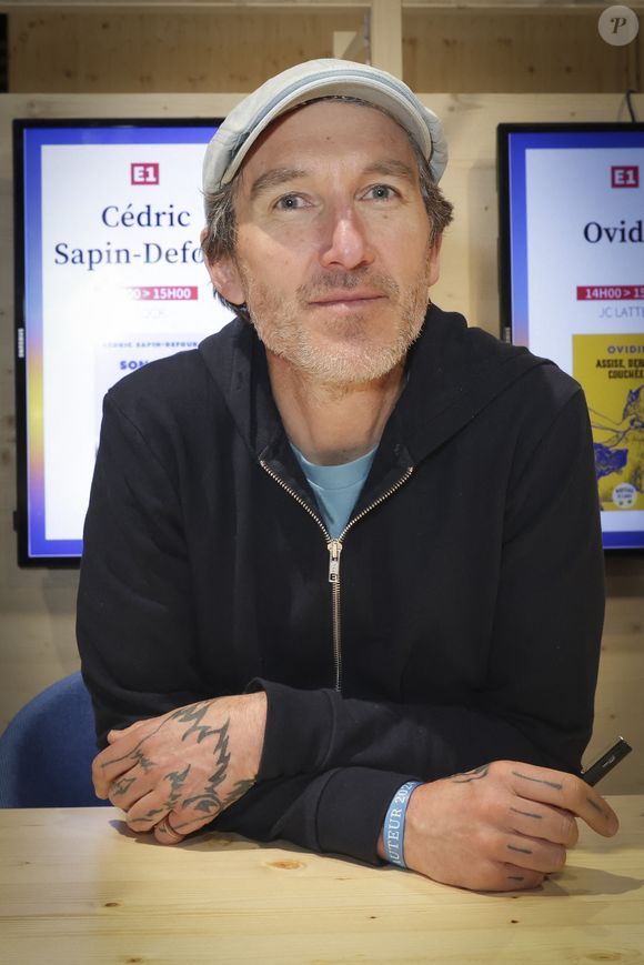 "Mathilde n’avait pas envie d’y aller ce jour-là. D’où mon énorme degré de culpabilité" a-t-il expliqué.

Cédric Sapin-Defour lors du Festival du Livre de Paris  , France, le 12 avril 2024. © Jack Tribeca / Bestimage