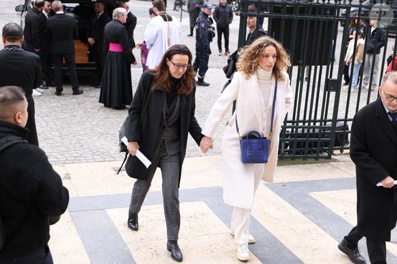 Clara Paban, Olivia Courbis arrivant à la cérémonie funéraire de Rolland Courbis à l'église de la Madeleine à Paris, France, le 14 janvier 2026. Photo par Jerome Domine/ABACAPRESS.COM
