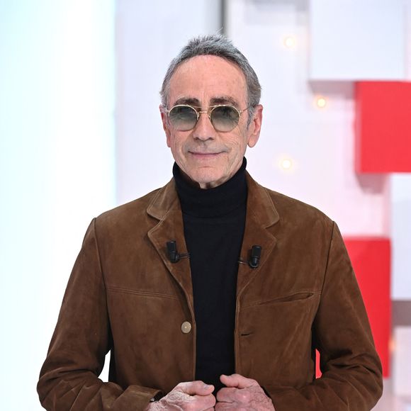 Cependant, la bonne entente entre les deux artistes a volé en éclats lorsque l'interprète de "Manureva" a voulu prendre son indépendance

Exclusif - Alain Chamfort - Enregistrement de l'émission "Vivement Dimanche prochain", présentée par M.Drucker et diffusée le 13 mars sur France 2
© Guillaume Gaffiot / Bestimage