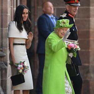 Le 14 juin 2018, la Reine Elizabeth II accompagnée de la Duchesse de Sussex quittant l'Hôtel de Ville de Chester, Chester, après un déjeuner en tant qu'invitée du Conseil de Cheshire West et Chester. ©Joe Giddens/PA Wire