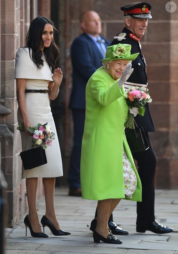 Le 14 juin 2018, la Reine Elizabeth II accompagnée de la Duchesse de Sussex quittant l'Hôtel de Ville de Chester, Chester, après un déjeuner en tant qu'invitée du Conseil de Cheshire West et Chester. ©Joe Giddens/PA Wire