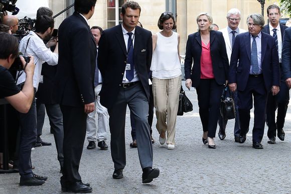 Marine Le Pen, Gilbert Collard et Louis Alliot lors de la rentrée parlementaire des nouveaux députés à l'Assemblée nationale à Paris, le 21 juin 2017. © Stéphane Lemouton/Bestimage