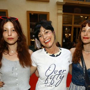 Exclusif - Lio entourée de ses filles jumelles Garance et Léa en backstage du défilé de la styliste Nathalie Garçon pour l'association "Over fifty...et alors" à la galerie Vivienne à Paris le 17 juin 2019.

© Dominique Jacovides / Bestimage