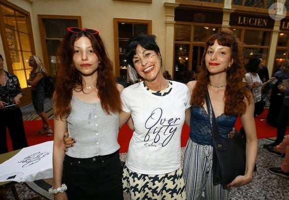 Exclusif - Lio entourée de ses filles jumelles Garance et Léa en backstage du défilé de la styliste Nathalie Garçon pour l'association "Over fifty...et alors" à la galerie Vivienne à Paris le 17 juin 2019.

© Dominique Jacovides / Bestimage