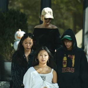 Exclusif -Jade et Joy, les filles de Laeticia Hallyday, sortent de la villa de Pacific Palisades avec des amis le 29 octobre 2023. Agence / Bestimage
