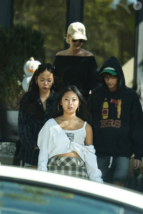 Exclusif -Jade et Joy, les filles de Laeticia Hallyday, sortent de la villa de Pacific Palisades avec des amis le 29 octobre 2023. Agence / Bestimage