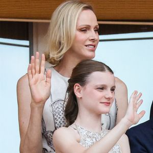 La princesse Charlène de Monaco et la princesse Gabriella de Monaco, comtesse de Carladès au balcon du Palais princier lors de la célébration de la fête de la Saint Jean sur la Place du Palais princier de Monaco, le 23 juin 2026. La Saint Jean est à l'origine une fête païenne puis chrétienne. Pour les païens, c'était une fête qui célébrait les moissons. Une fois christianisée, cette fête est devenue celle du solstice d'été et donc la fête de la lumière. © Claudia Albuquerque/Bestimage