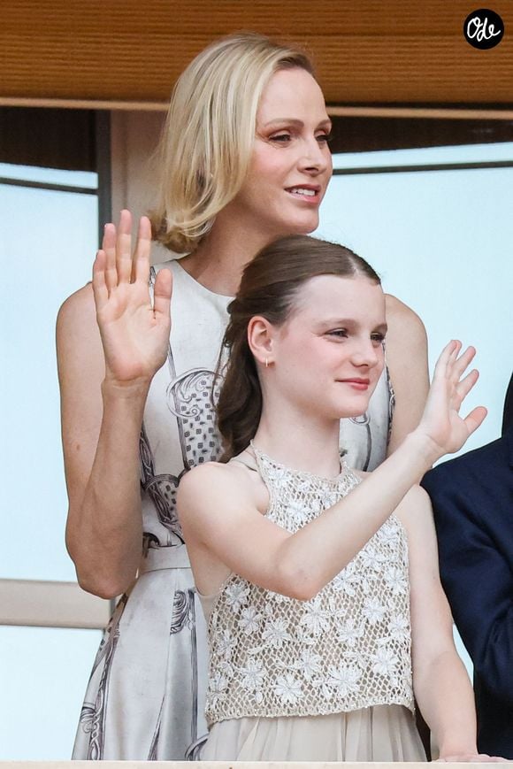 La princesse Charlène de Monaco et la princesse Gabriella de Monaco, comtesse de Carladès au balcon du Palais princier lors de la célébration de la fête de la Saint Jean sur la Place du Palais princier de Monaco, le 23 juin 2026. La Saint Jean est à l'origine une fête païenne puis chrétienne. Pour les païens, c'était une fête qui célébrait les moissons. Une fois christianisée, cette fête est devenue celle du solstice d'été et donc la fête de la lumière. © Claudia Albuquerque/Bestimage
