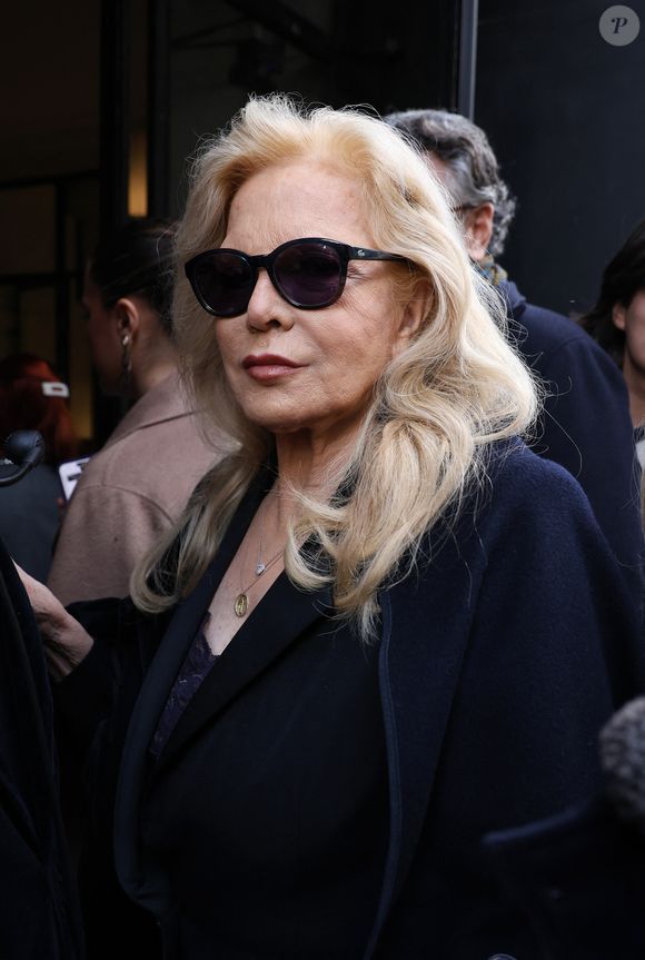 Le spectacle, d’1h30, proposera un récit rétrospectif enrichi d’archives jamais dévoilées et accompagné d’un orchestre.

Sylvie Vartan - Les célébrités arrivent au défilé Stéphane Rolland à la Salle Pleyel, "Collection Haute Couture Printemps/Eté 2025" lors de la Fashion Week de Paris (PFW), le 28 janvier 2025.
© Denis Guignebourg / Bestimage