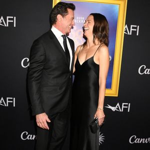 Hugh Jackman et Sutton Foster à la première du gala de clôture de "Song Sung Blue" à Los Angeles, le 26 octobre 2025.

Photo : Backgrid USA / Bestimage