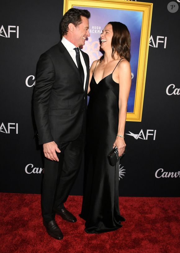 Hugh Jackman et Sutton Foster à la première du gala de clôture de "Song Sung Blue" à Los Angeles, le 26 octobre 2025.

Photo : Backgrid USA / Bestimage