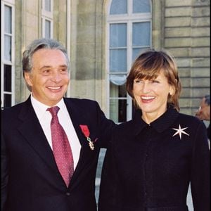 Archives - Michel Sardou reçoit la Légion d'honneur à l'Elysée en 2001, en présence de sa femme Anne-Marie Périer. Le 16 novembre 2001. © RINDOFF-MARTINEZ / BESTIMAGE