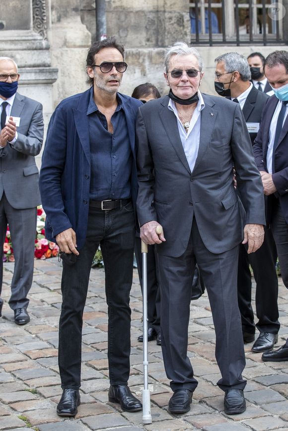 Anthony Delon, Alain Delon - Obsèques de Jean-Paul Belmondo en en l'église Saint-Germain-des-Prés, à Paris le 10 septembre 2021.

© Cyril Moreau / Bestimage