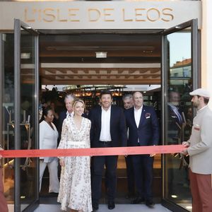 Exclusif -  Jean-Philippe Nuel (Architecte d’intérieur), Maud Bailly (Directrice générale Sofitel, MGallery & Emblems), Sébastien Bazin (PDG du groupe Accor), Patrick Bruel, Pierre Gonzalvez (Maire de l’Isle sur la Sorgue), Emmanuel Borla (Directeur de l’hôtel) - Patrick Bruel inaugure son hôtel cinq étoiles "L'Isle de Leos MGallery" à L'Isle-sur-la-Sorgue, France, le 23 septembre 2025. 
 © Jack Tribeca / Bestimage
