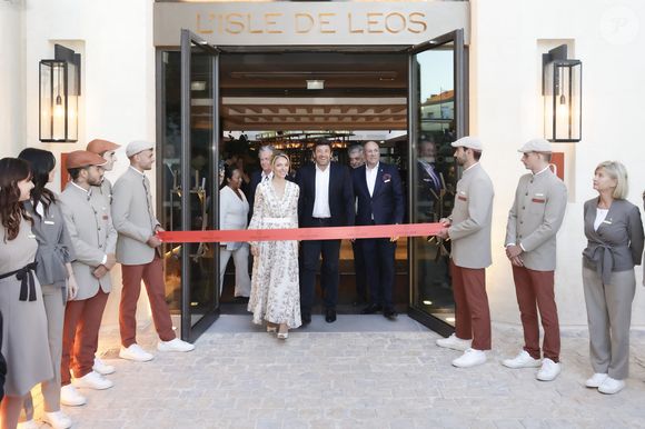 Exclusif -  Jean-Philippe Nuel (Architecte d’intérieur), Maud Bailly (Directrice générale Sofitel, MGallery & Emblems), Sébastien Bazin (PDG du groupe Accor), Patrick Bruel, Pierre Gonzalvez (Maire de l’Isle sur la Sorgue), Emmanuel Borla (Directeur de l’hôtel) - Patrick Bruel inaugure son hôtel cinq étoiles "L'Isle de Leos MGallery" à L'Isle-sur-la-Sorgue, France, le 23 septembre 2025. 
 © Jack Tribeca / Bestimage