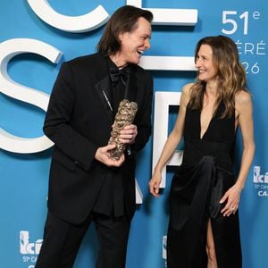Jim Carrey pose avec le César d'honneur et Camille Cottin lors de la 51e cérémonie des César qui s'est tenue à l'Olympia le 26 février 2026, à Paris, France. 
Photo par Jerome Domine/ABACAPRESS.COM