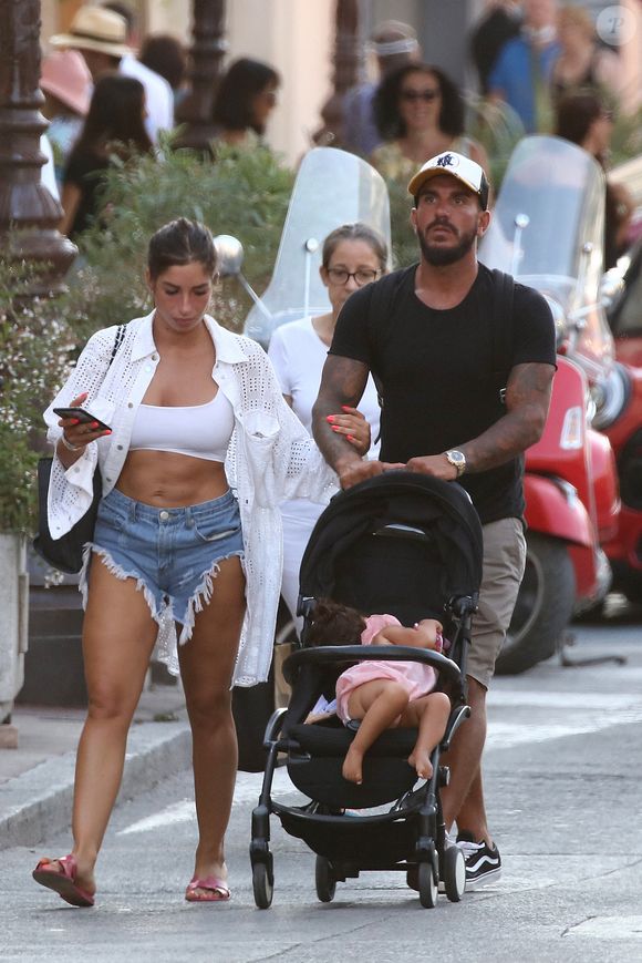 Exclusif - Liam Di Benedetto, sa fille Joy et son compagnon Christophe Dicranian se promènent dans les rues de Saint-Tropez, le 22 juillet 2020.

Photo : Agence / Bestimage
