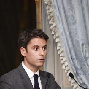 On peut dire que la rentrée était réussie et riche de débats ! 

Gabriel Attal - Dîner de La Revue des Deux Mondes au Cercle de l’Union Interalliée dont l’invité d’honneur était Gabriel Attal à Paris le 20 janvier 2025. Lundi 20 janvier - Marc Ladreit de Lacharrière recevait Gabriel Attal pour le premier dîner du Cercle de la Revue des Deux Mondes de l'année 
 
Les salons du Cercle Interallié ont fait salle comble ce lundi, réunissant de nombreuses personnalités du monde des affaires, de la culture ou encore de la diplomatie, venues écouter l'ancien Premier ministre.
 
Etaient notamment présents à cette soirée prestigieuse, le Chancelier de l’Institut de France Xavier Darcos, l’ancien préfet Pierre de Bousquet de Florian et les principaux ambassadeurs d’Europe, dont l’ambassadrice de Grande-Bretagne Menna Rawlings.
 
Le cinéma était notamment très bien représenté par les réalisateurs Jean-Jacques Annaud, Yamina Benguigui et Vincent Duquesne. Du côté des affaires, on a pu y voir Laurent Dassault, Philippe Benacin, Augustin de Romanet et Philippe Palazzi.
 
Quant au monde de la culture, celui-ci comptait de nombreux représentants de qualité, avec Christophe Leribault, Emmanuel Kasarhérou, Adrien Goetz, Eléonore de Lacharrière, Pierre Sellal, Frédéric Jousset, Francine Mariani-Ducray ou encore Nathalie Obadia.
 
Une soirée exceptionnelle pour une rentrée réussie et riche de débats ! © Jack tribeca/Bestimage