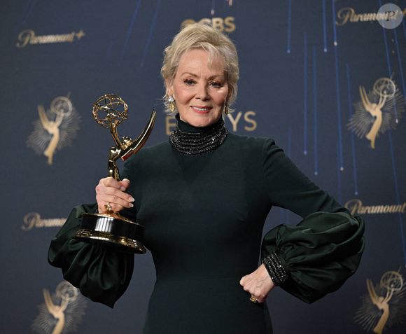 Jean Smart tient l'Emmy de la meilleure actrice dans une série comique pour 'Hacks', dans les coulisses de la 77e cérémonie annuelle des Primetime Emmy Awards au Peacock Theater à Los Angeles, le dimanche 14 septembre 2025. Photo par Chris Chew/UPI/ABACAPRESS.COM.
