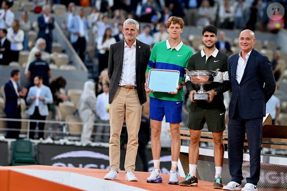 Carlos Alcaraz tient le trophée de la Coupe des Mousquetaires après sa victoire sur l'Italien Jannik Sinner dans le match de la finale du simple masculin lors de la quinzième journée des Internationaux de France 2025 à Roland Garros le 8 juin 2025 à Paris, France. Photo par Franck Castel/ABACAPRESS.COM
