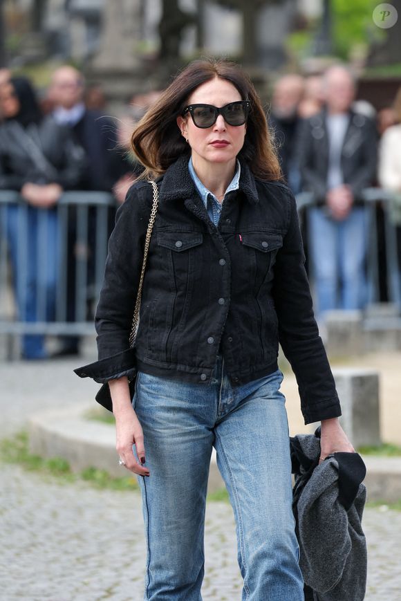 Elsa Zylberstein aux arrivées des obsèques d'Emilie Dequenne au cimetière Père Lachaise à Paris, France, le 26 mars 2025. © Cyril Moreau/Bestimage